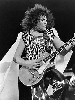 Marc Bolan actuando con guitarra en 1973