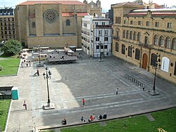Plaza de Zuloaga frente al museo
