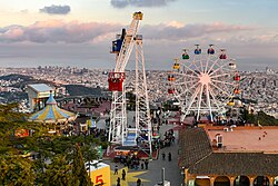 Parque de Atracciones del Tibidabo en la zona alta.