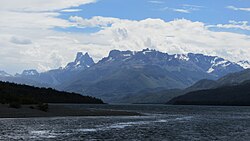 Vista panorámica del Lago Cholila rodeado de montañas