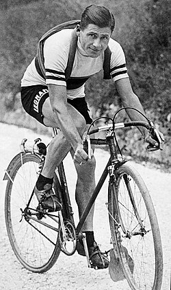Alfredo Binda vistiendo indumentaria de época en el Giro de Italia