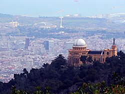 Observatorio Fabra con la ciudad de Barcelona al fondo