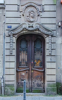 Detalle arquitectónico en un frontón y puerta