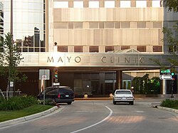 Entrada del Edificio Gonda de la Clínica Mayo