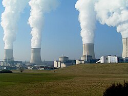 Instalación industrial dedicada a la producción de energía eléctrica mediante tecnología nuclear.
