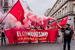 Representación visual de manifestaciones políticas de la izquierda radical.