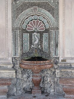 Fuente empotrada de época renacentista en el Templo de Diana, Múnich
