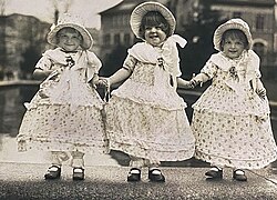 Fotografía de infancia con sus hermanas trillizas en 1930.