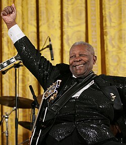 B. B. King tocando su emblemática guitarra Lucille