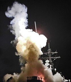Lanzamiento de un misil Tomahawk desde el destructor USS Barry