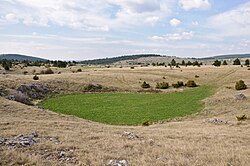 Depresión tipo dolina en las causse de Sauveterre en Lozère, Francia