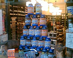 Suplementos de proteína láctea en una tienda