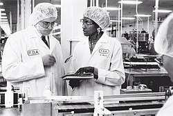 Inspección de una fábrica de medicamentos en Baltimore a principios de la década de 1990.