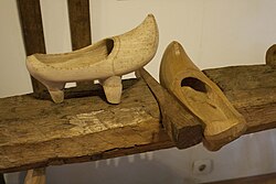 Albarcas cántabras tradicionales expuestas en un museo