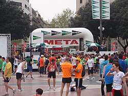 Meta en la Plaza de Cataluña en la edición de 2011 de la Cursa de El Corte Inglés.