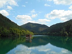Vista panorámica del embalse de Aixola