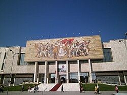 Fachada del Museo Histórico Nacional en Tirana