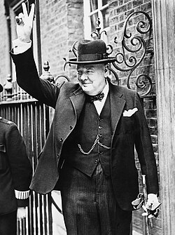 Winston Churchill haciendo el símbolo de la victoria