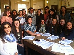Estudiantes de secundaria en Oviedo, España, sin uniforme escolar.