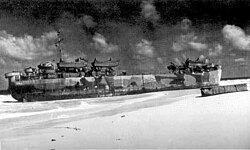 Buque de desembarco estadounidense USS LST-563 encallado en Clipperton en 1944.