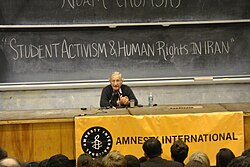 Conferencia de Noam Chomsky