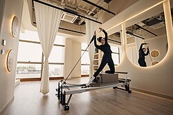 Aparato Pilates Reformer utilizado en sesiones de entrenamiento
