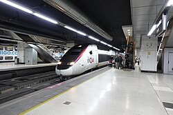 Tren de TGV inOui detenido en una estación ferroviaria