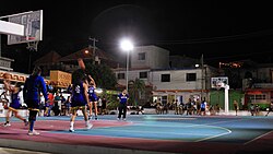 Cancha de baloncesto con líneas marcadas