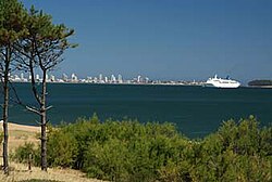 Vista panorámica de la península, el puerto y la Isla Gorriti
