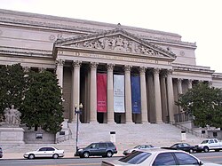 Fachada del edificio de los Archivos Nacionales en Constitution Avenue