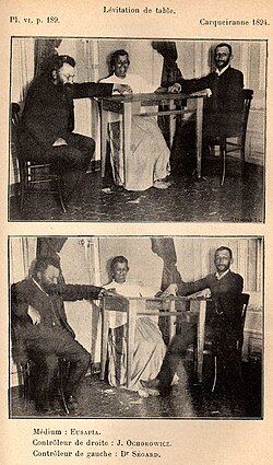 Fotografía de una médium en una sesión espiritista junto a dos hombres durante el siglo XIX.