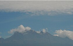 Volcán Iztaccíhuatl y atmósfera gris en México