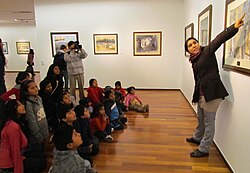 Historiadora del arte con estudiantes de primaria