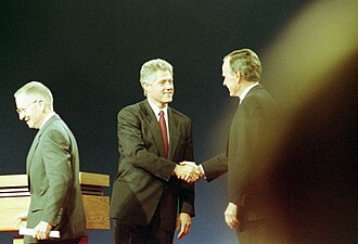 George H. W. Bush participando en un debate presidencial junto a Bill Clinton y Ross Perot