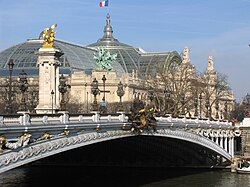 Vista del Puente Alejandro III con el Grand Palais al fondo