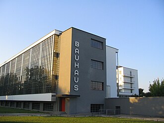 Edificio de la Bauhaus Dessau visto desde el exterior.