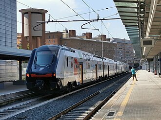 Tren de la línea FL1 detenido en una plataforma de la estación Roma Tiburtina