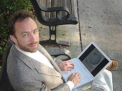 Jimmy Wales accediendo a Wikipedia desde un dispositivo