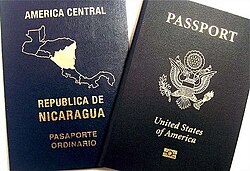 Dos pasaportes abiertos sobre una mesa