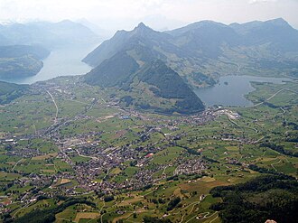 Paisaje de Schwyz con vistas al Lago Lucerna y al monte Rigi