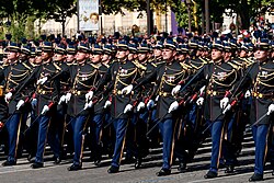 Cadetes de la Escuela de oficiales de la Gendarmería Nacional en un desfile militar en París