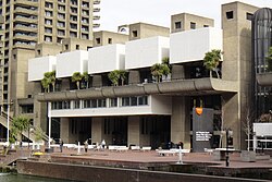Detalle de las pasarelas peatonales y estructuras de hormigón en el Barbican Centre