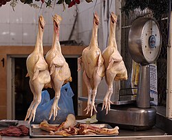 Pollos en un mercado tradicional