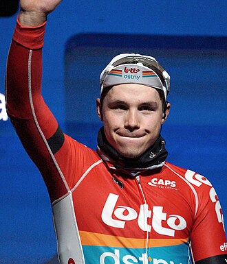 Dylan van Baarle celebrando su victoria en la Omloop Het Nieuwsblad 2023