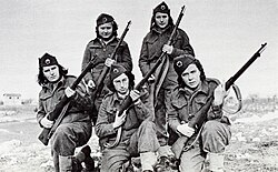Grupo de mujeres partisanas armadas en la resistencia.