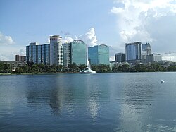 Vista del Lago Eola en el centro de Orlando