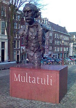 Estatua de Multatuli en la plaza Torensluis junto al canal Singel de Ámsterdam.