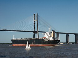 Barco navegando en el río Paraná