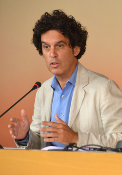 El político Pedro Zerolo fue uno de los mayores promotores de la ampliación del derecho al matrimonio y a la adopción de parejas homosexuales en el país.