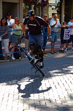 Ciclista realizando acrobacias en modalidad Flatland